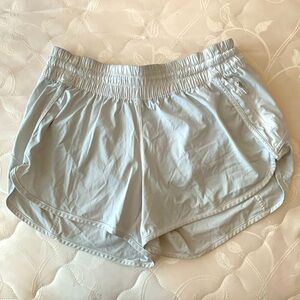 Lululemon women’s off white/pale gray athletic shorts with liner